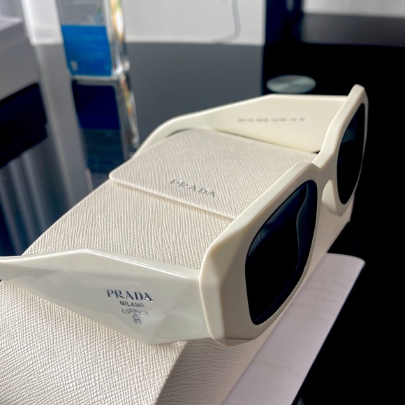 Prada PR17W new white unisex sunglasses - Picture 3 of 4